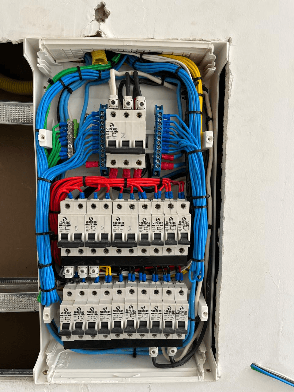 Quadro de disjuntores elétrico residencial instalado e organizado